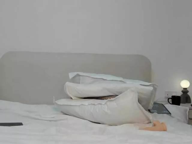 Offline Cinnamon-Lips on BongaCams