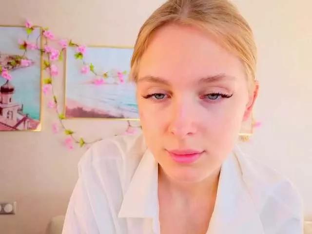 Offline CrimsonAura on BongaCams