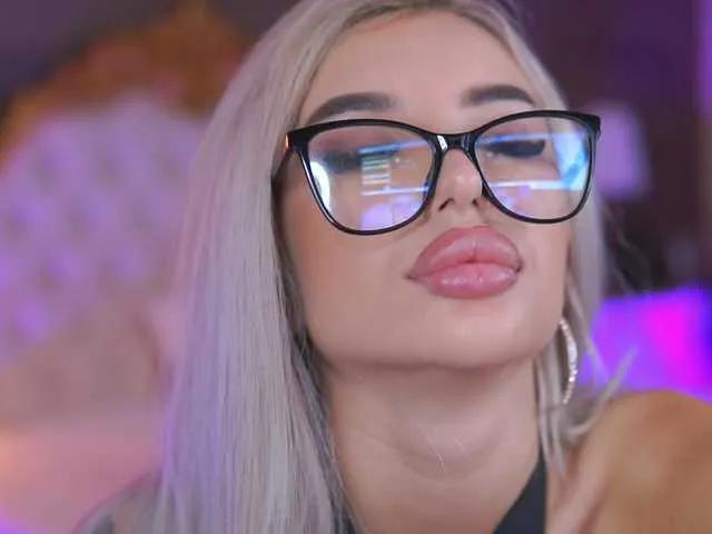 Offline JuicyJessye on BongaCams