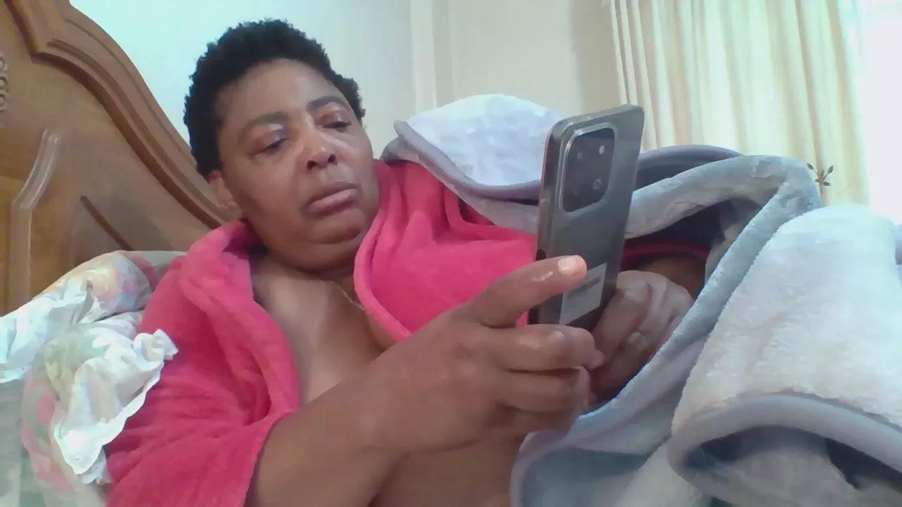 Offline bigpussylipsx53 on Cam4