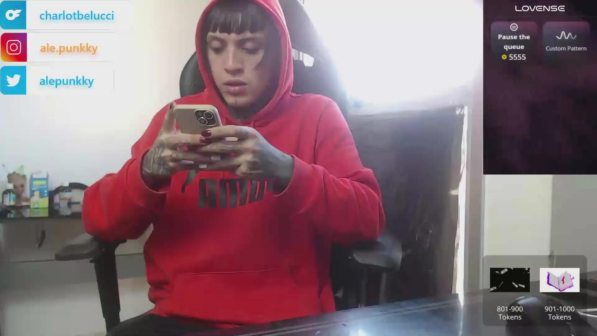 Offline charlotbelucci_ on Cam4