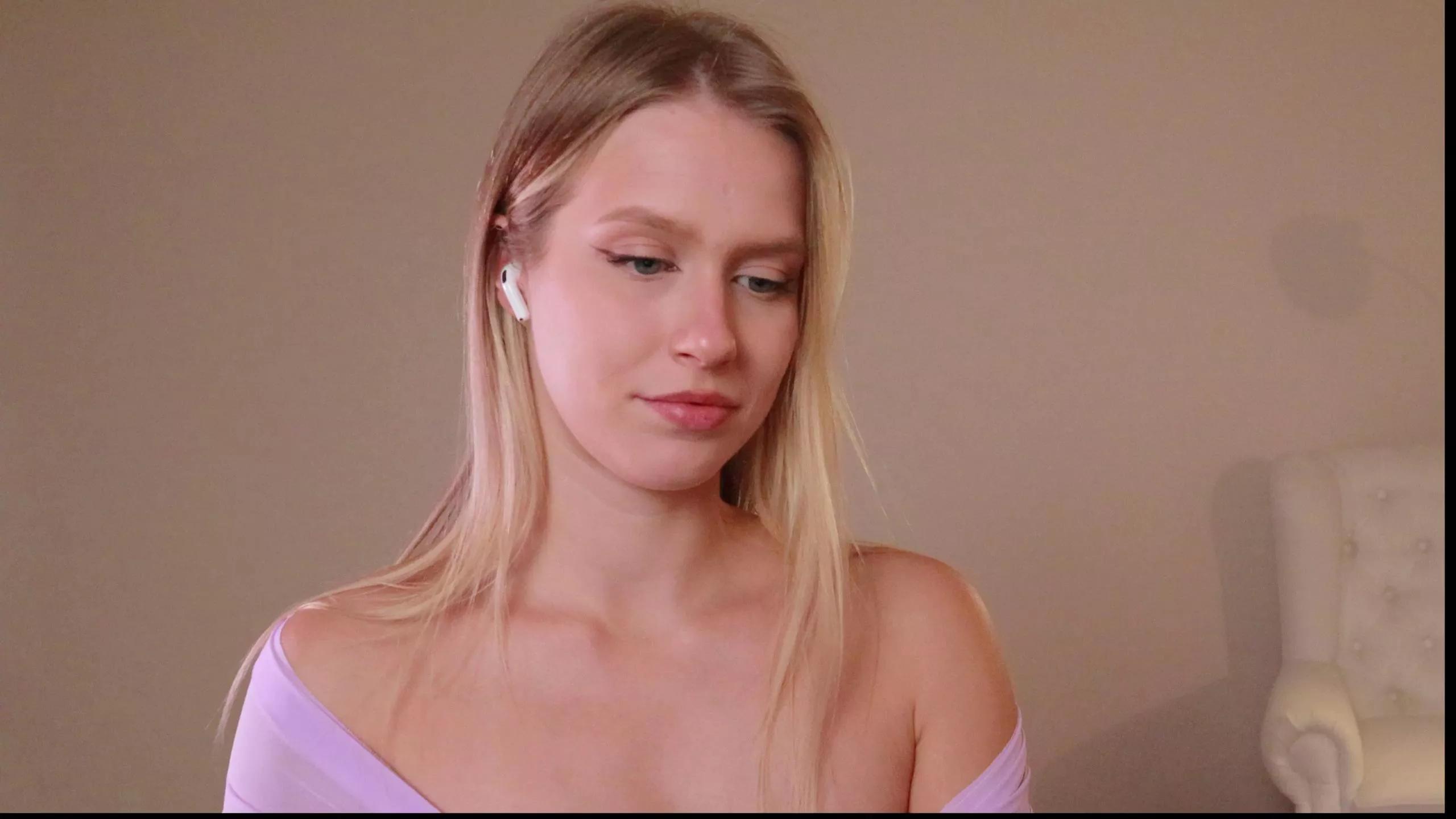 Offline EllaTwinkle on Cam4