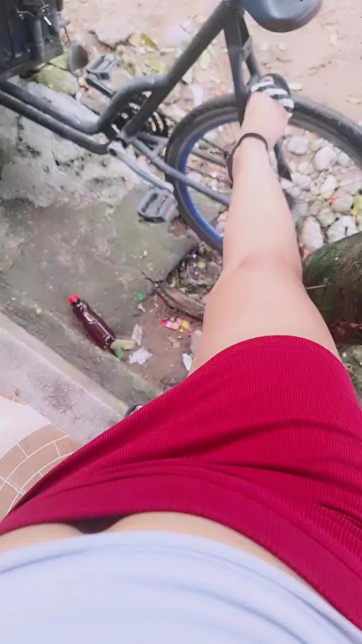 Offline girl_pee on Cam4