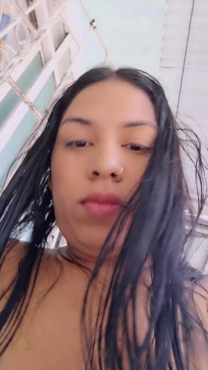 Offline girl_pee on Cam4