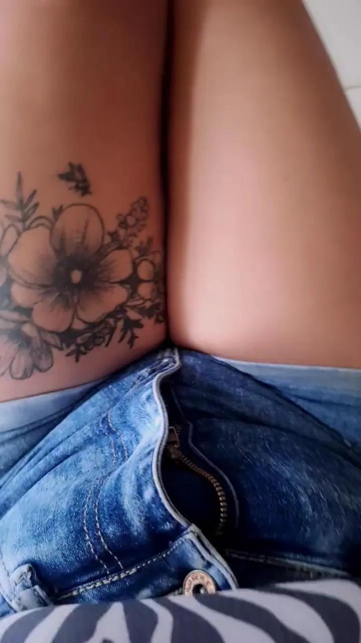 Offline girl_pee on Cam4