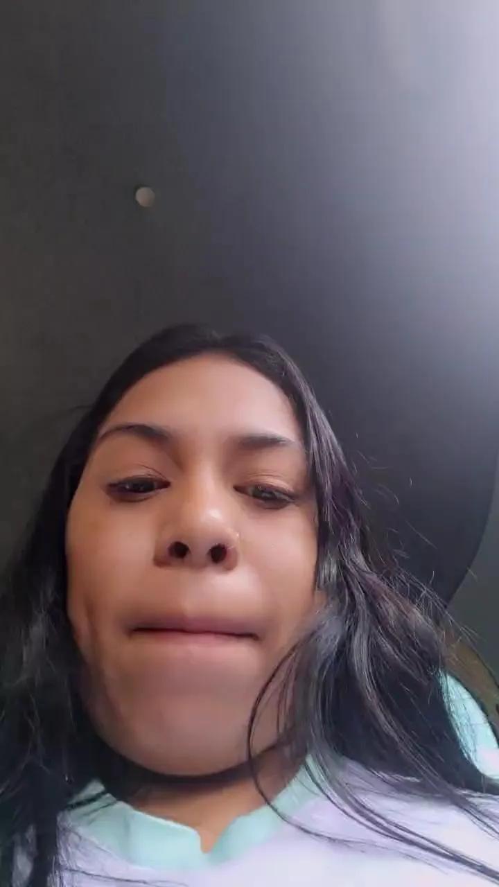 Offline girl_pee on Cam4