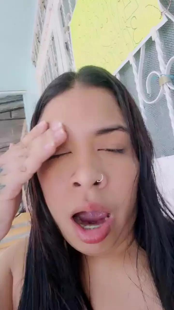 Offline girl_pee on Cam4