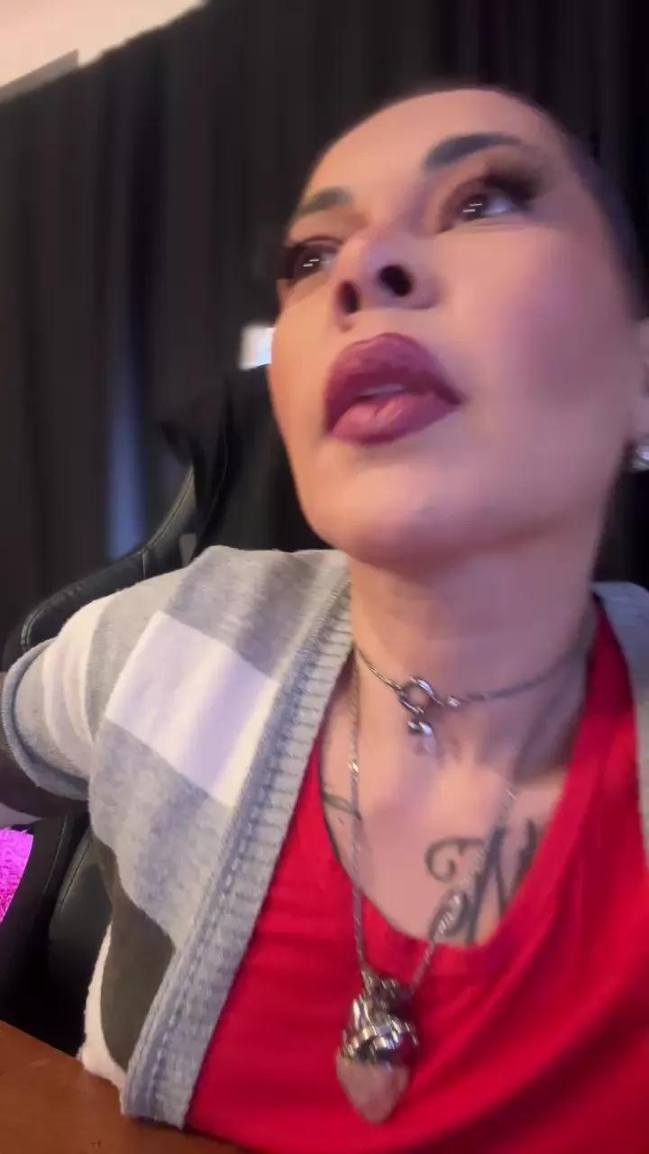 Offline MilaDevassa on Cam4