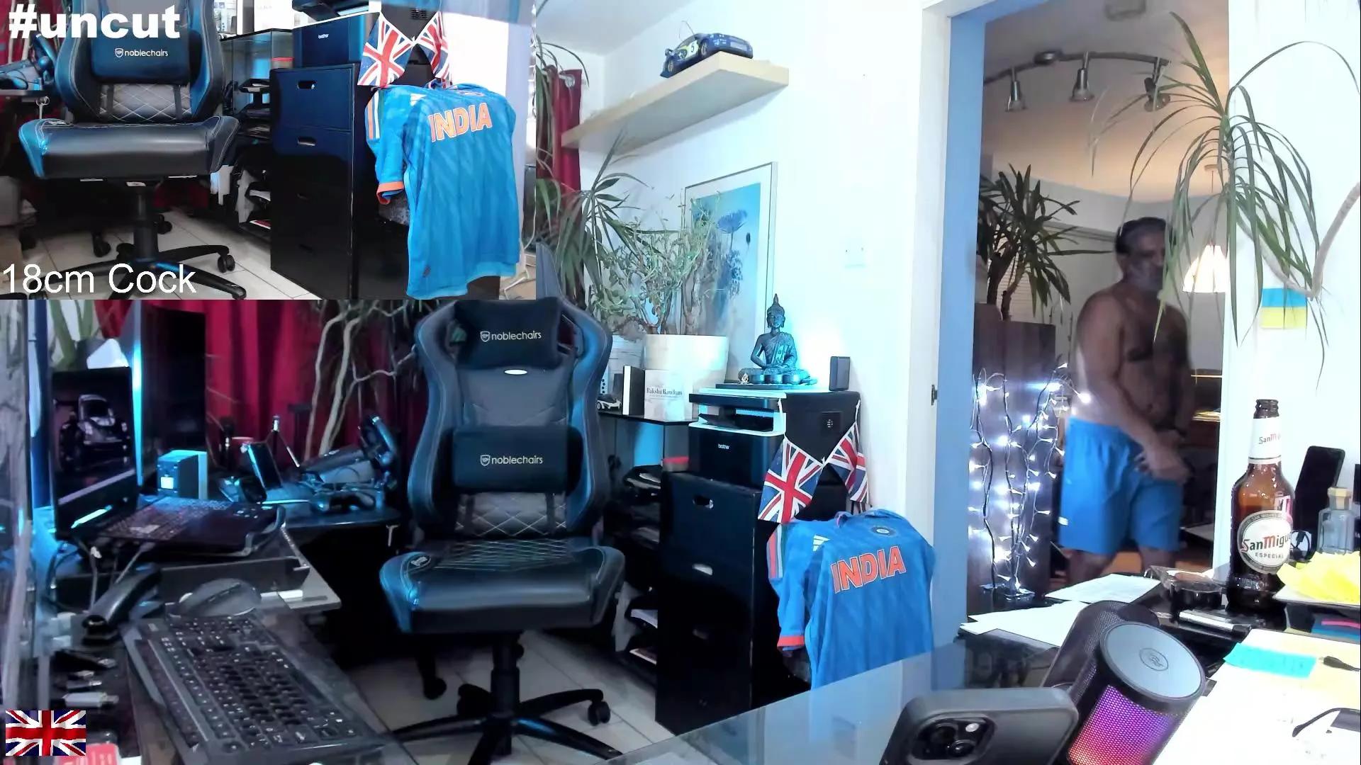 Offline OnlineBossUK on Cam4