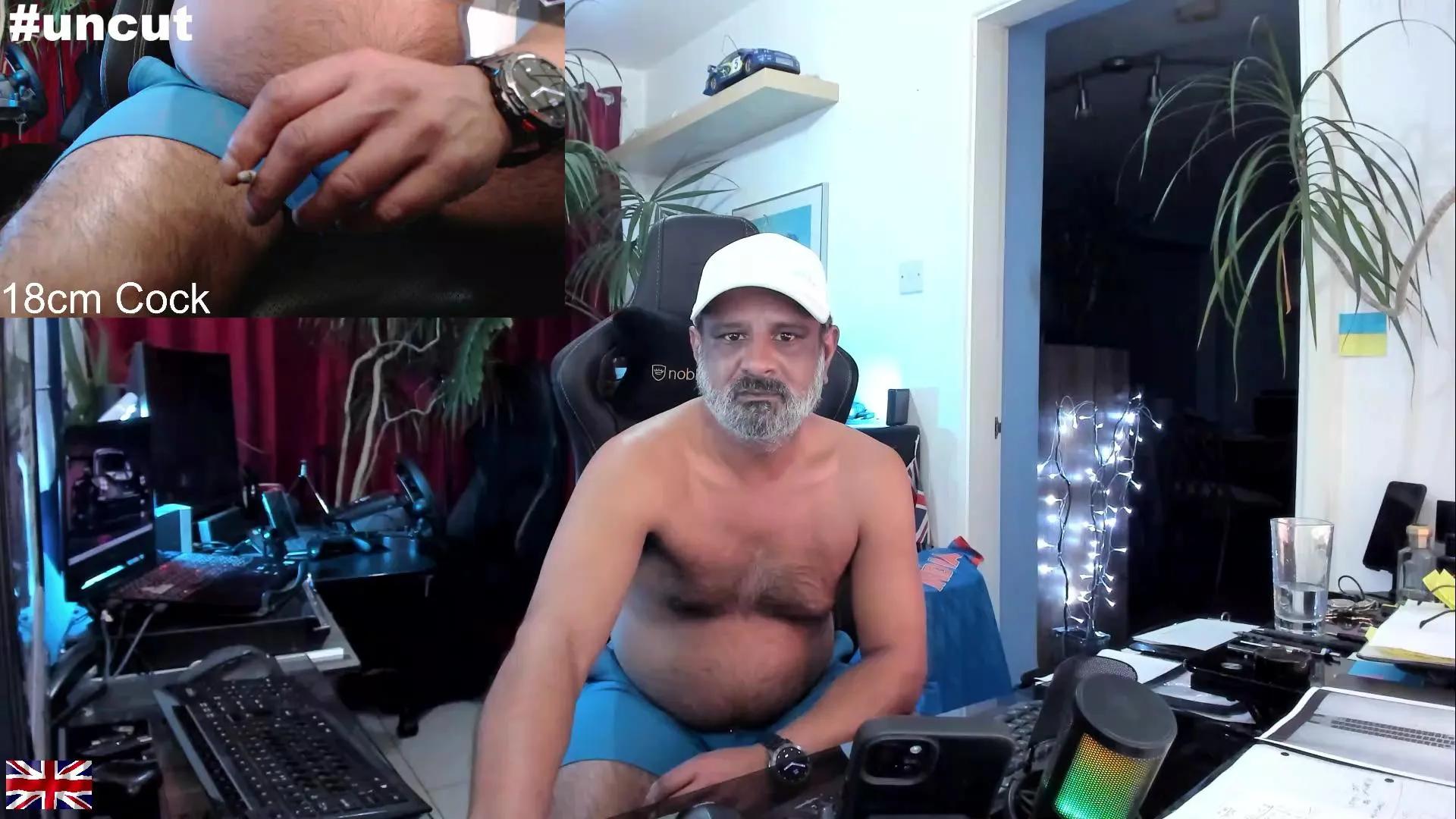 Offline OnlineBossUK on Cam4