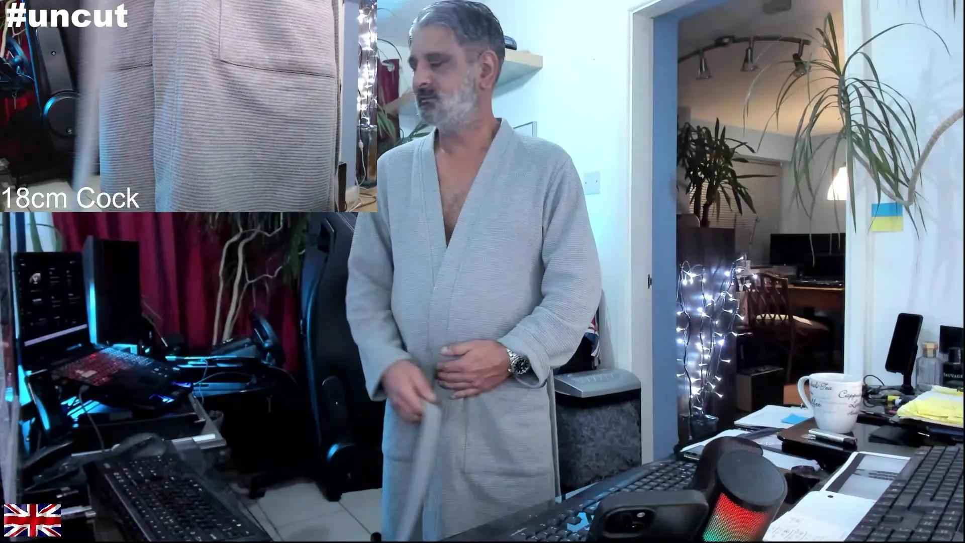 Offline OnlineBossUK on Cam4