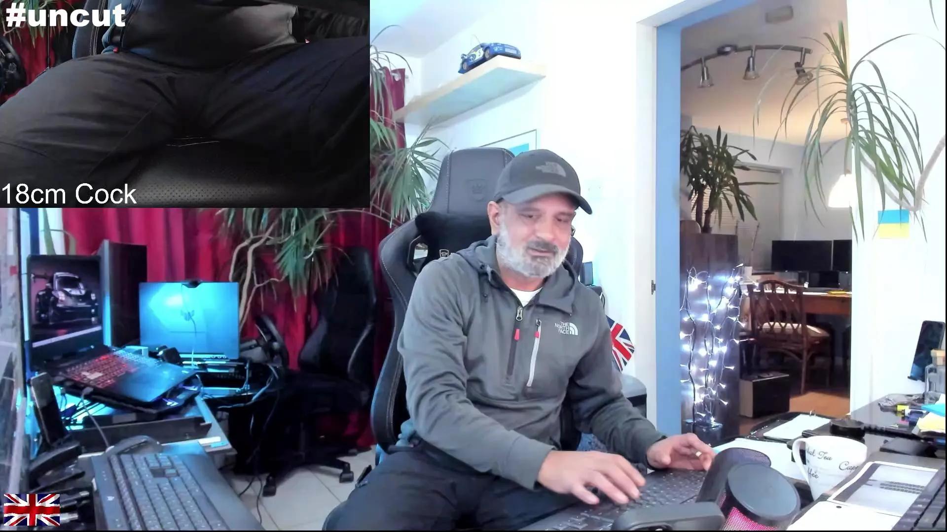 Offline OnlineBossUK on Cam4