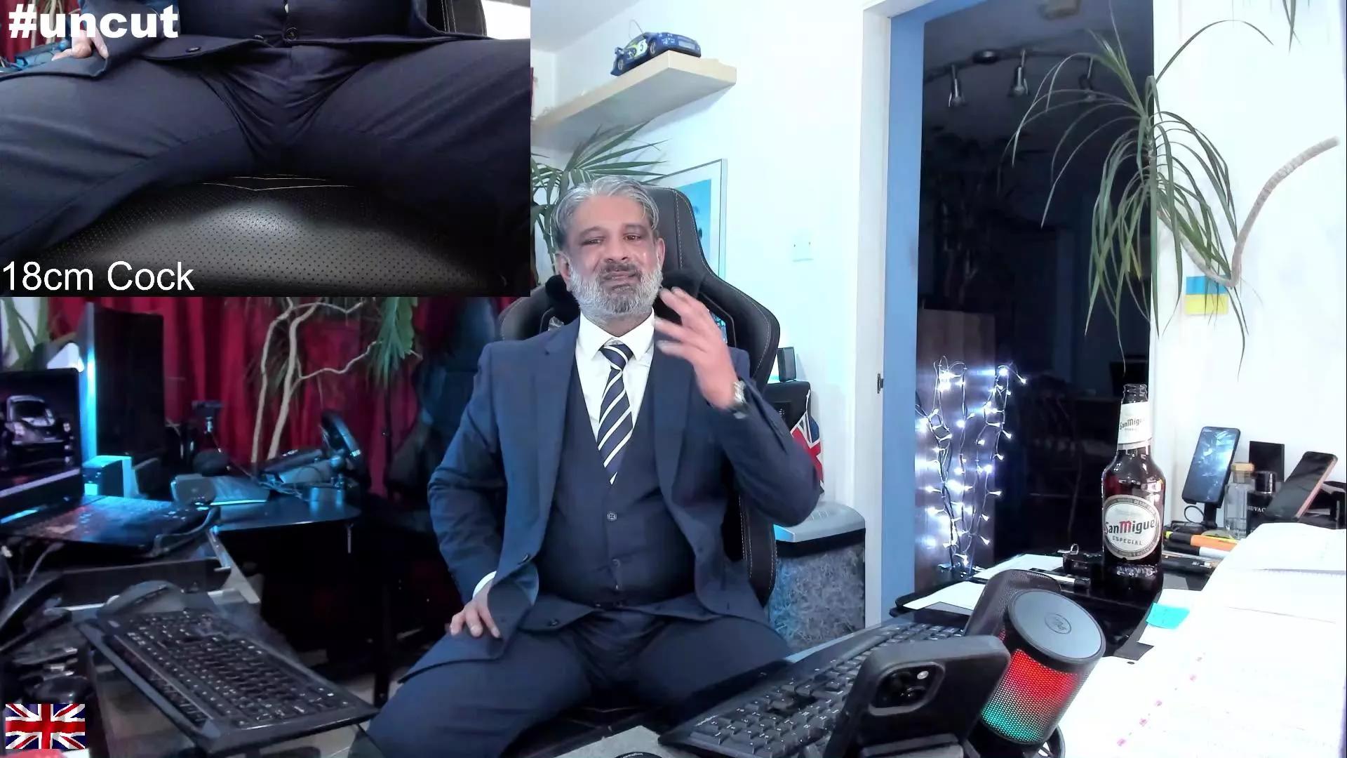 Offline OnlineBossUK on Cam4