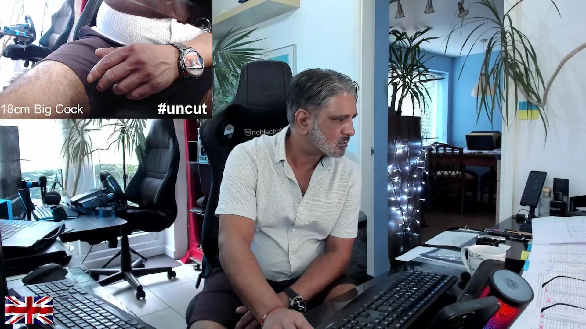 Offline OnlineBossUK on Cam4