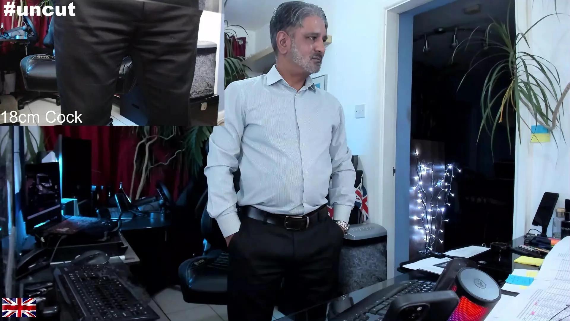 Offline OnlineBossUK on Cam4