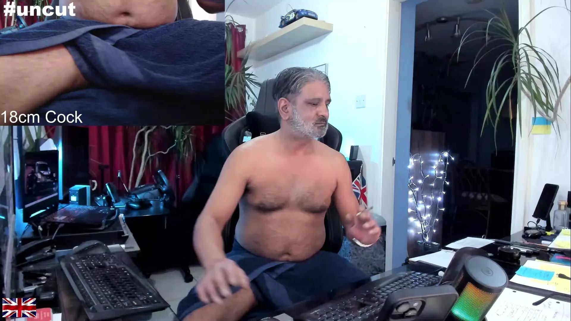 Offline OnlineBossUK on Cam4