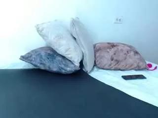 Freechat cute-venusx on CamSoda