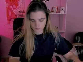 Freechat foxy-tease on CamSoda