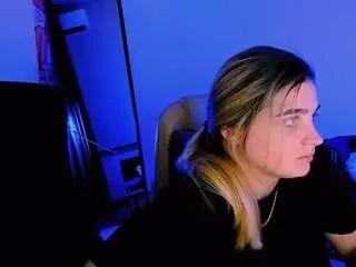 Freechat foxy-tease on CamSoda