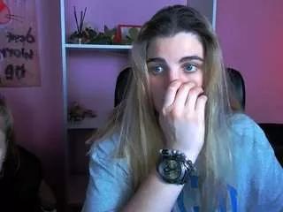 Freechat foxy-tease on CamSoda