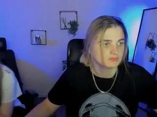 Freechat foxy-tease on CamSoda