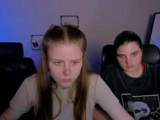 Freechat foxy-tease on CamSoda