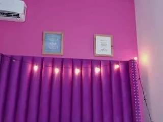 Freechat hornysweetebony on CamSoda