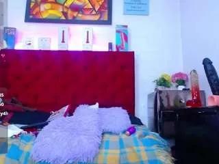 Freechat louisenails on CamSoda