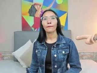 Freechat lucyyliiu on CamSoda