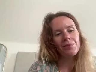 Freechat naughty-rosie on CamSoda