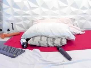 Freechat salem-cute on CamSoda