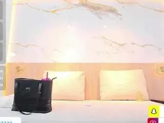 Freechat valirya-devote on CamSoda