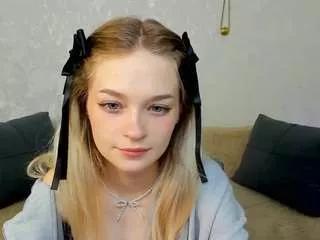 Freechat vialeta-baby on CamSoda