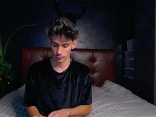 Freechat leon_lovett on Flirt4Free