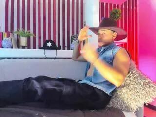 Freechat ryan_greys on Flirt4Free