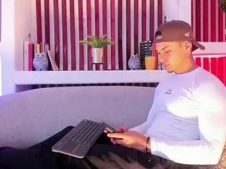 Freechat ryan_greys on Flirt4Free