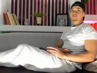 Freechat ryan_greys on Flirt4Free