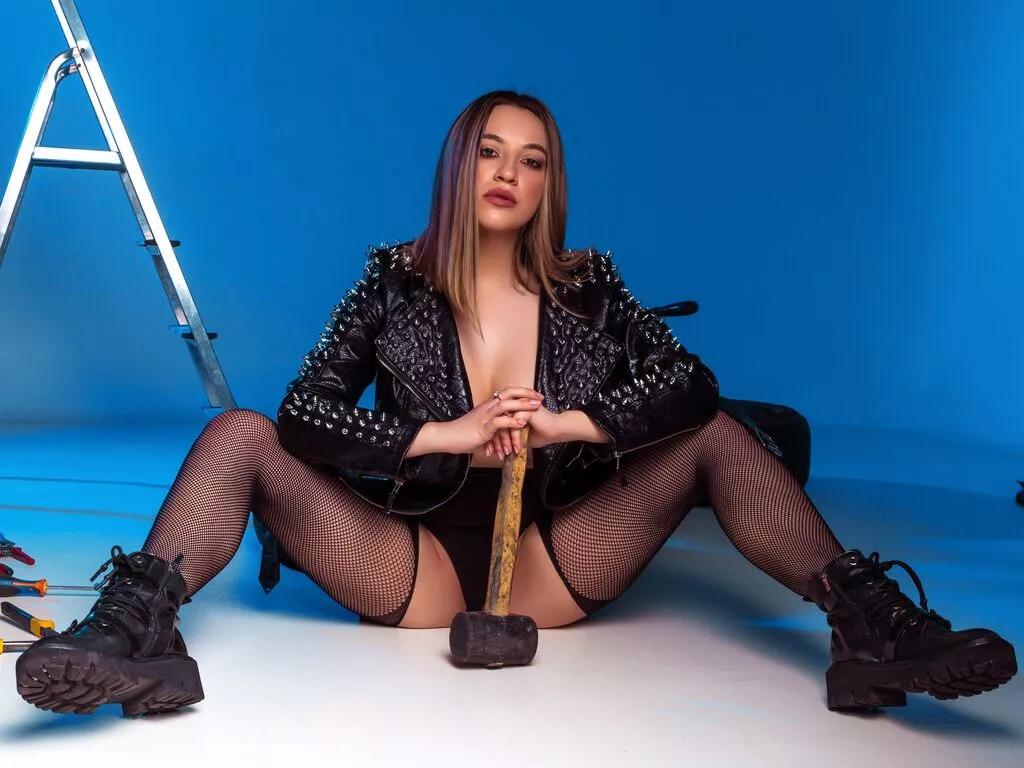 FeliciaCruz — I like to be discovered  , known , loved, spoiled and touched . Join me in my room and you will not regret meeting me :*