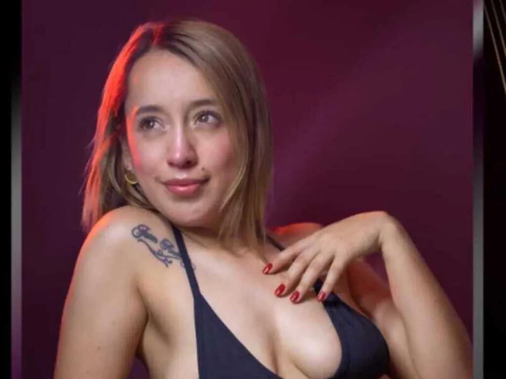 LiveJasmin LunaDelire is Freechat LunaDelire — Amo la msica suave, el vino tinto, las conversaciones picantes y los hombres que saben apreciar a una mujer con clase y actitud.