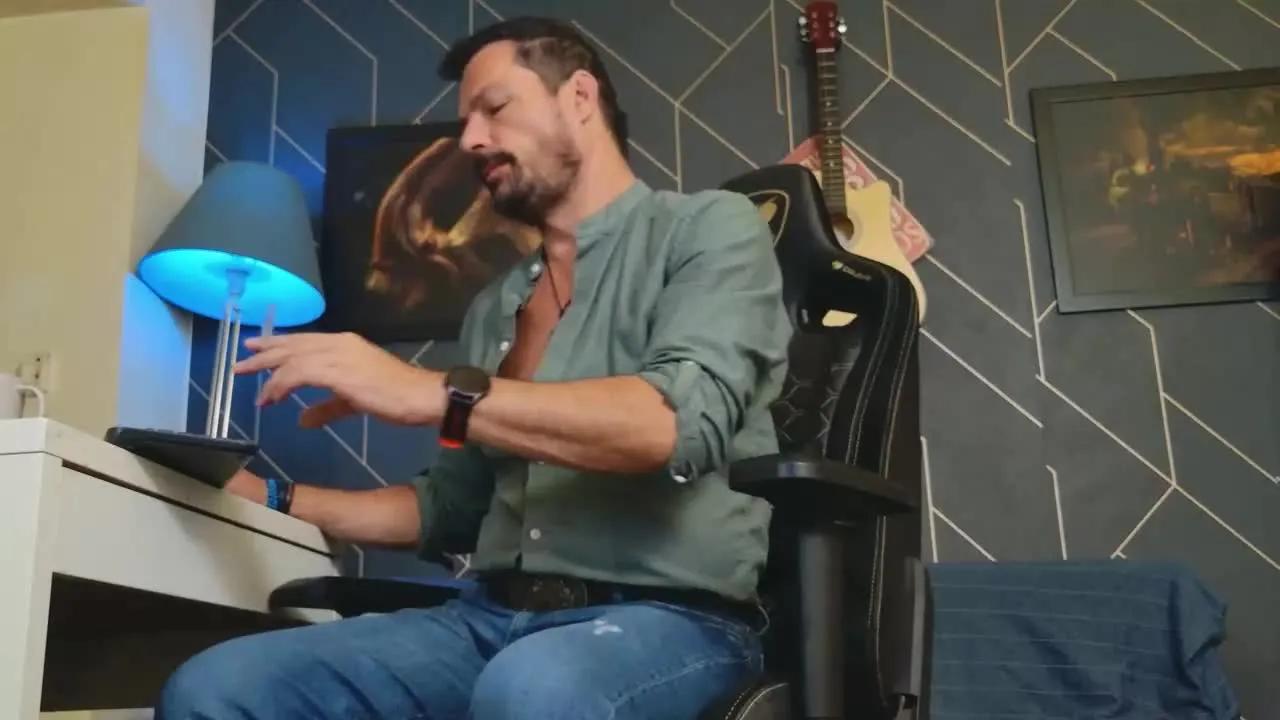 Offline ChristianNude1 on Streamray