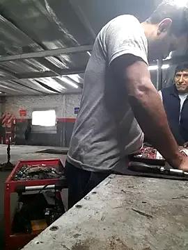 hecwil8 — Show de masturbacion en el taller mecni